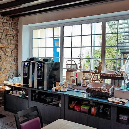 Logis Grand Pelisson Hotel 3*