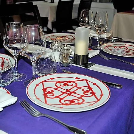 Logis Grand Pelisson Hotel 3*
